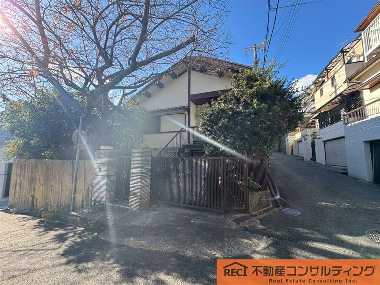 神戸市灘区箕岡通4丁目　中古戸建の庭|駐車場スペース3台分付き