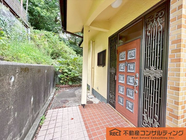 西宮市苦楽園三番町　中古戸建の玄関