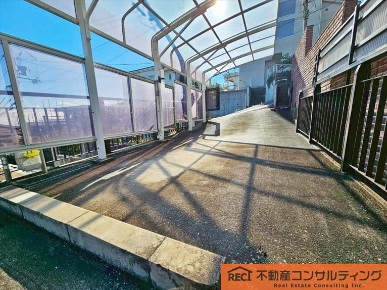 西宮市苦楽園三番町　中古戸建の駐車場