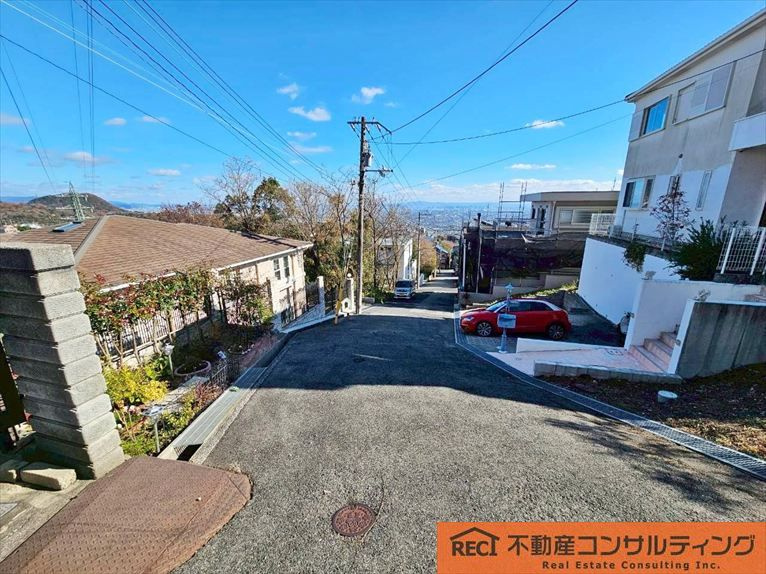 西宮市苦楽園三番町　中古戸建の駐車場