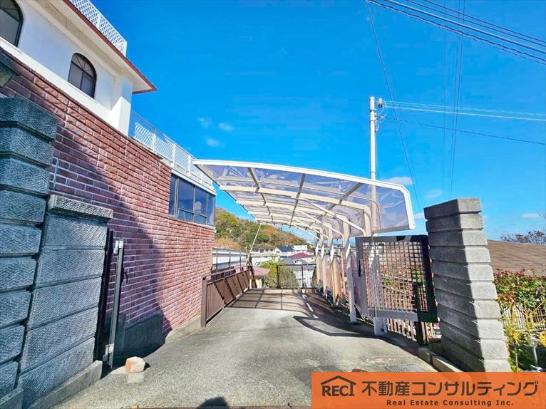 西宮市苦楽園三番町　中古戸建の駐車場