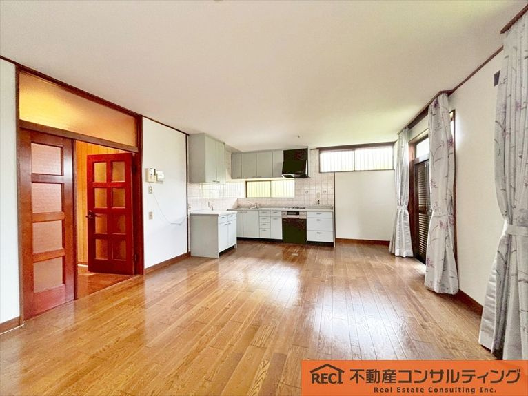 西宮市苦楽園三番町　中古戸建の内装|駐車スペース2台分有