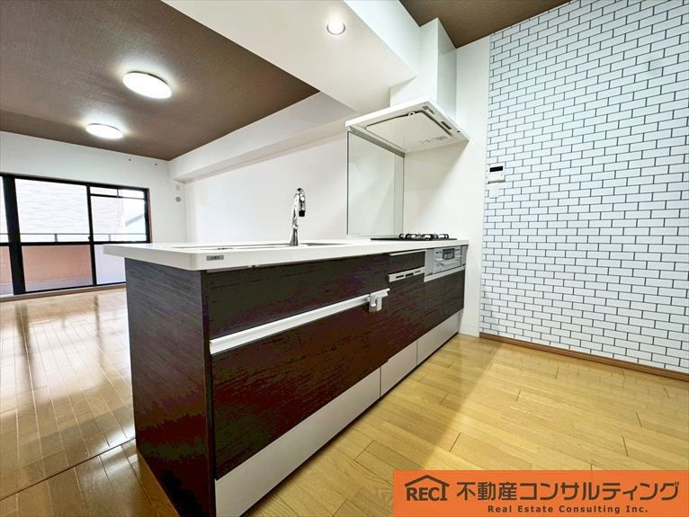 グランドメゾン六甲箕岡のキッチン|対面キッチンで家族との時間も楽しめます