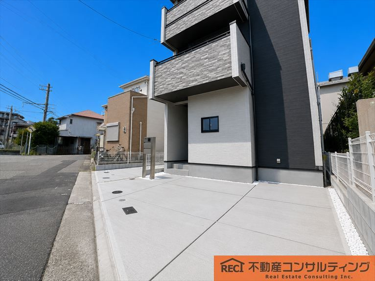 西宮市上田東町　新築戸建　1号棟の駐車場