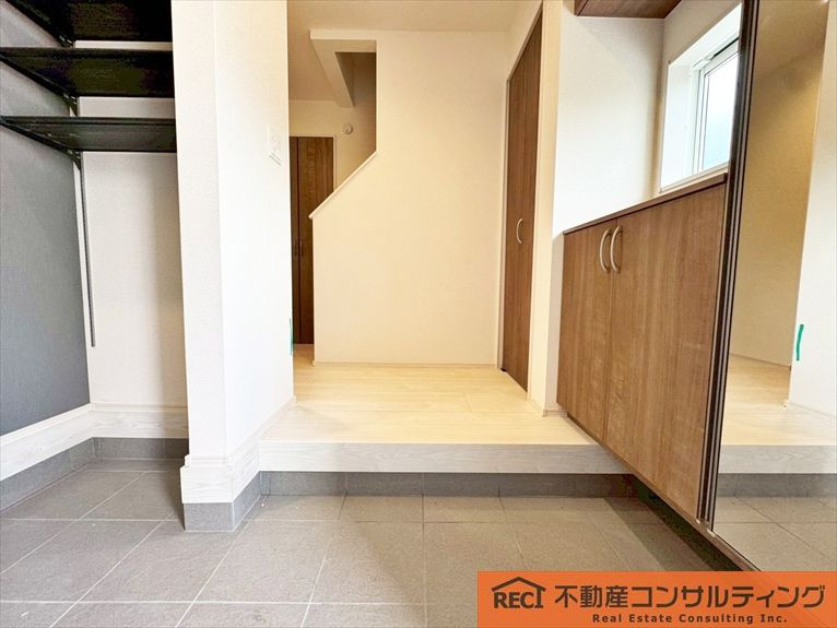 西宮市上田東町　新築戸建　1号棟の玄関