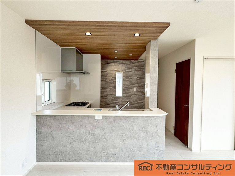 西宮市上田東町　新築戸建　1号棟のキッチン|お子様がいるご家庭にうれしい玄関廻り収納が豊富な設計！