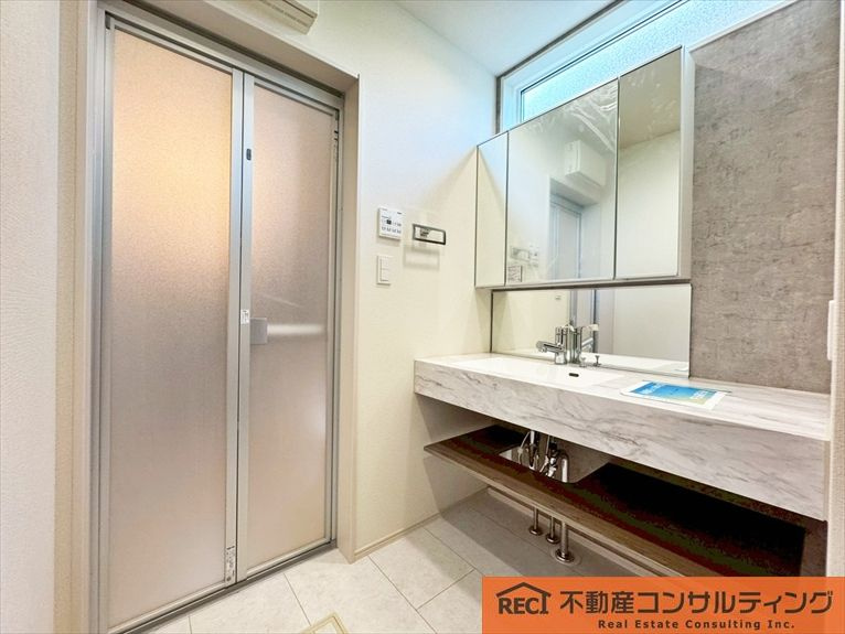 西宮市上田東町　新築戸建　1号棟の独立洗面台