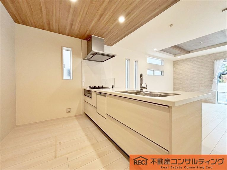 西宮市浜甲子園2丁目　新築戸建　1号棟のキッチン|たっぷり入るWIC