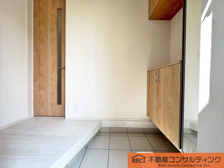 西宮市東鳴尾町2丁目　新築戸建の玄関
