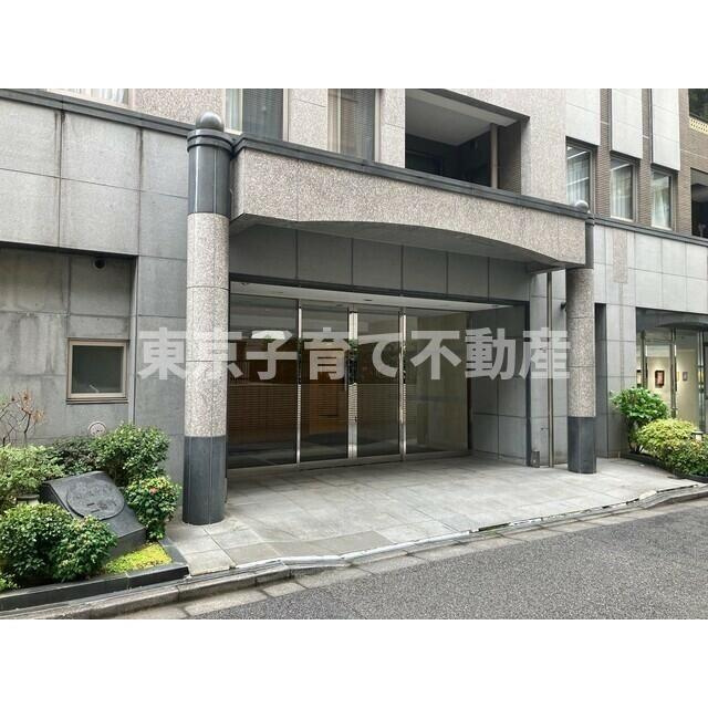 パレスサイド三番町のエントランス