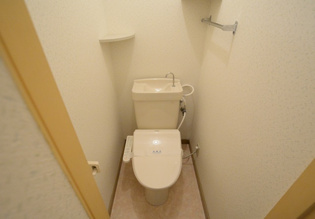 シンプルで掃除のしやすいトイレです♪