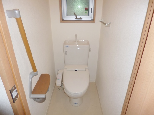 プリムコートのトイレ|トイレに窓あります。