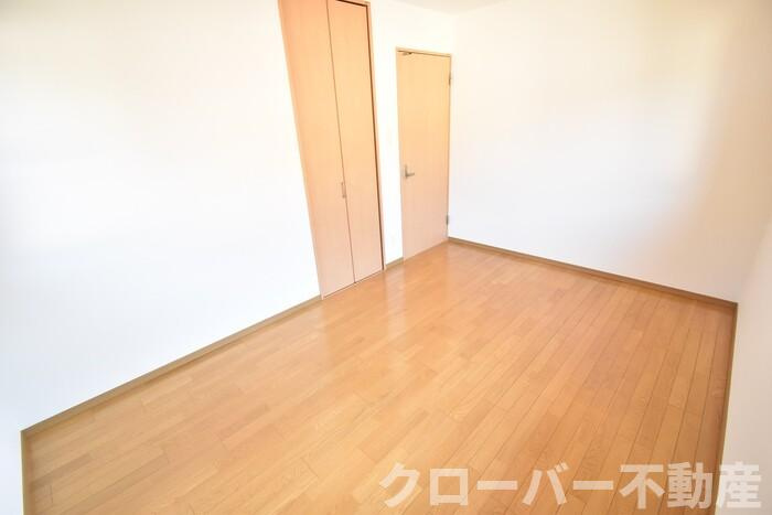 パインズコート新居 B棟の内装|洋室6．8帖