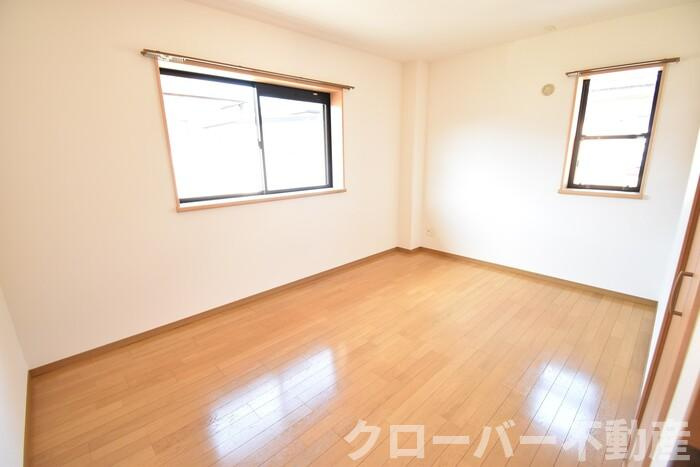 パインズコート新居 B棟の内装|洋室6．8帖