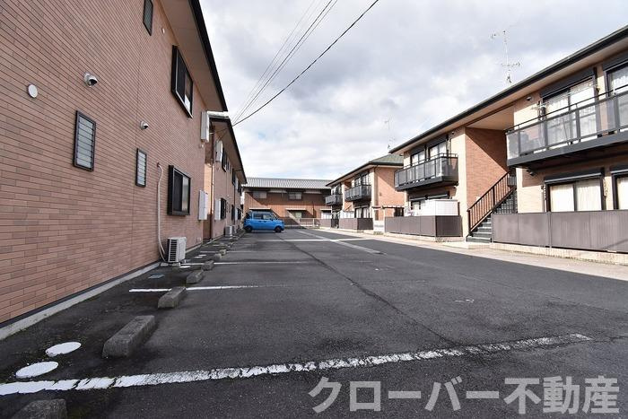 パインズコート新居 B棟の駐車場|駐車場