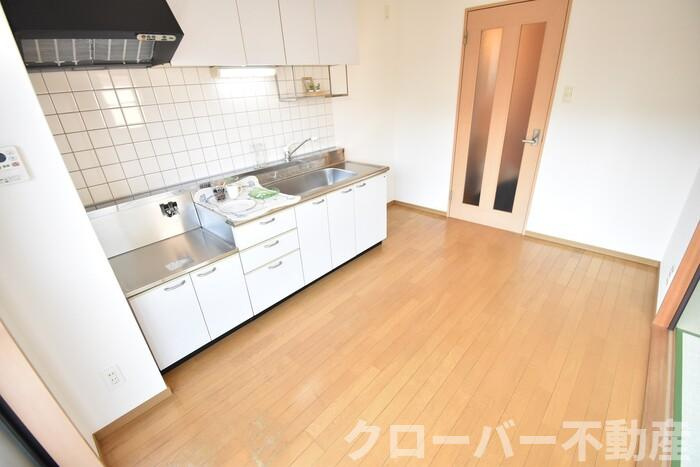 パインズコート新居 B棟の居間・リビング