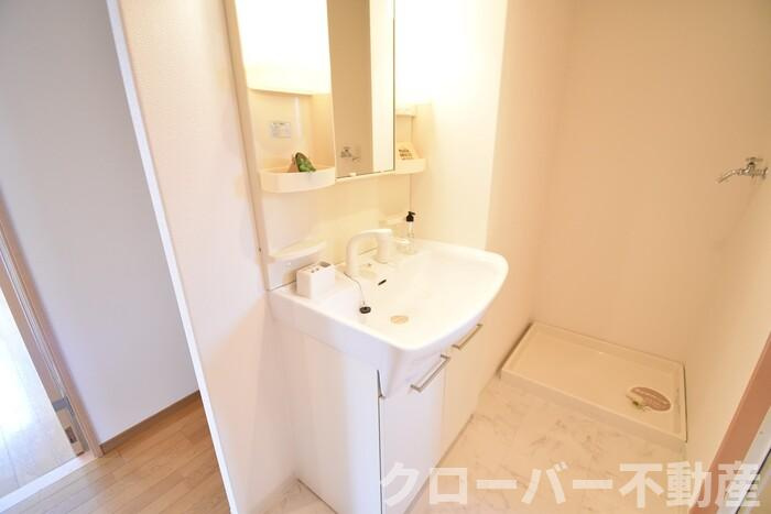 パインズコート新居 B棟の独立洗面台|洗髪洗面化粧台