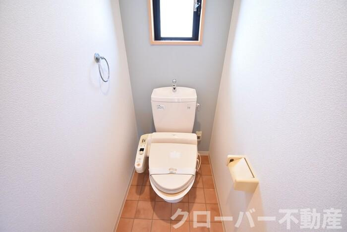 パインズコート新居 B棟のトイレ|温水洗浄暖房便座
