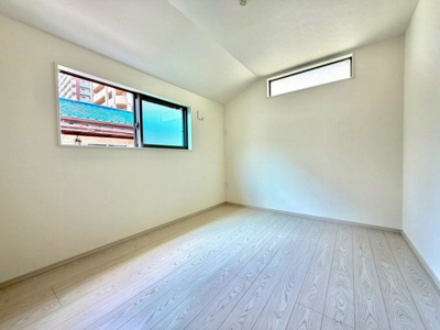 【子供部屋】 | 南向陽町１丁　新築一戸建 | ２面採光を確保した明るい室内は、風通しも良く、大変居心地の良い空間となっております♪爽やかな風を感じて起きる朝は、快適生活の始まりに！
