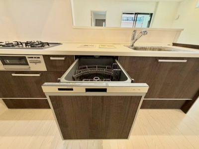【設備】 | 南向陽町１丁　新築一戸建 | 開放的なキッチンは食器洗い乾燥機付きです。毎日の家事が快適にはかどります。