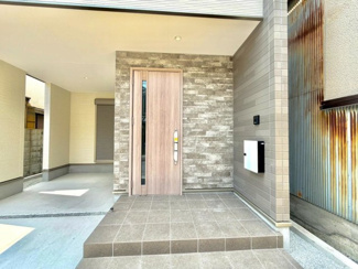 【玄関】 | 南向陽町１丁　新築一戸建 | アクセントタイルがおしゃれば玄関は明るい印象です。屋内に続くガレージも嬉しいですね。