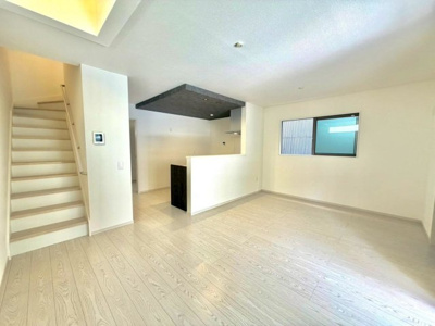 【居間・リビング】 | 南向陽町１丁　新築一戸建 | ＬＤＫ約１５．５帖！家族を身近に感じるリビング階段です♪３面採光の明るくゆとりのあるリビングは家族が自然に集まる空間になりますね♪