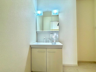 【洗面所】 | 南向陽町１丁　新築一戸建 | ゆとりのある洗面室ですよ♪朝の身支度もスムーズにできますね！