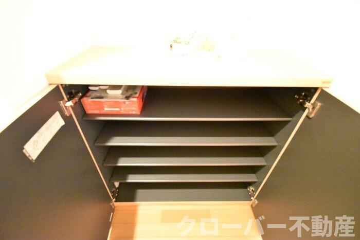 パインズコート新居 C棟の玄関|玄関