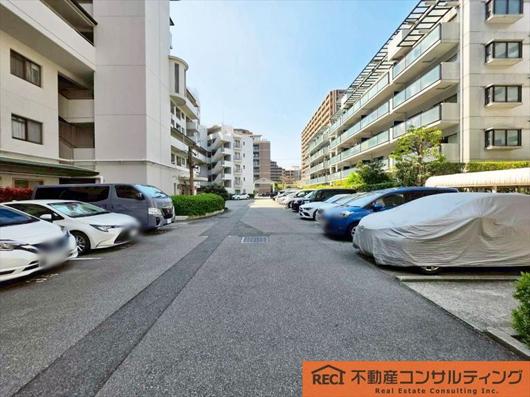本山ロイヤルマンションの駐車場