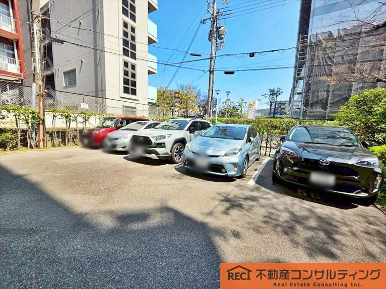 本山ロイヤルマンションの駐車場