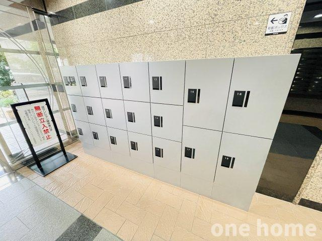 オリエント新大阪アーバンライフの設備|◆いつでも荷物の受け取りができる宅配ボックス完備です！再配達を依頼するストレスから解放されます！