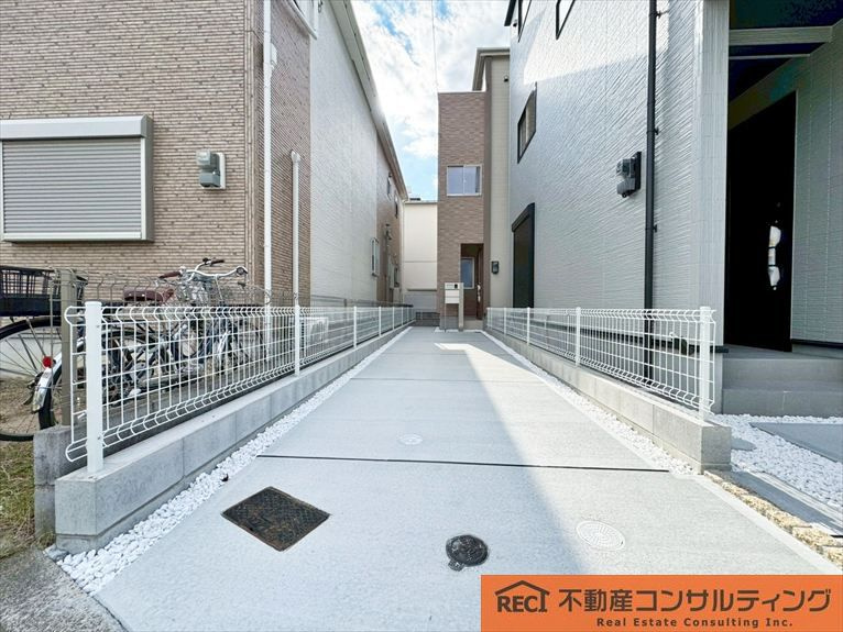 西宮市上田東町　新築戸建　2号棟の駐車場