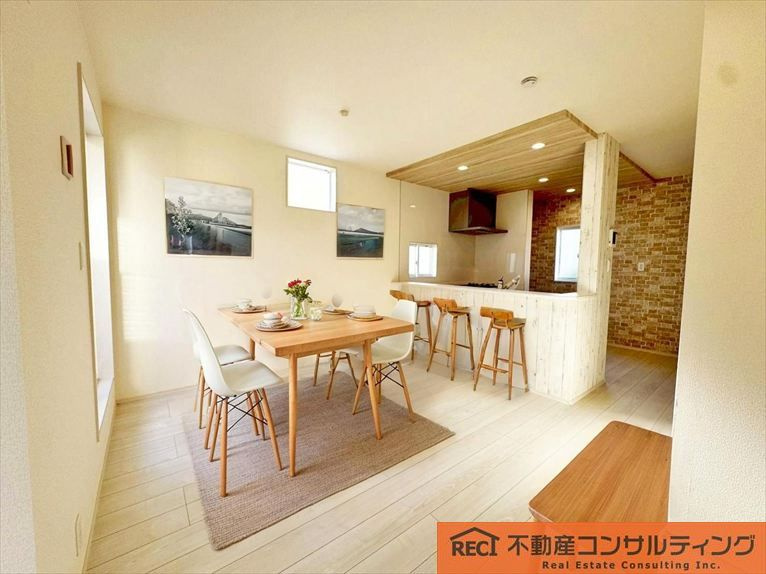 西宮市上田東町　新築戸建　2号棟の居間・リビング|L字型広々キッチンスペースで調理時間も快適
