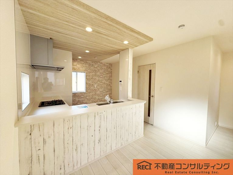 西宮市上田東町　新築戸建　2号棟のキッチン|お子様がいるご家庭にうれしい玄関廻り収納が豊富な設計！