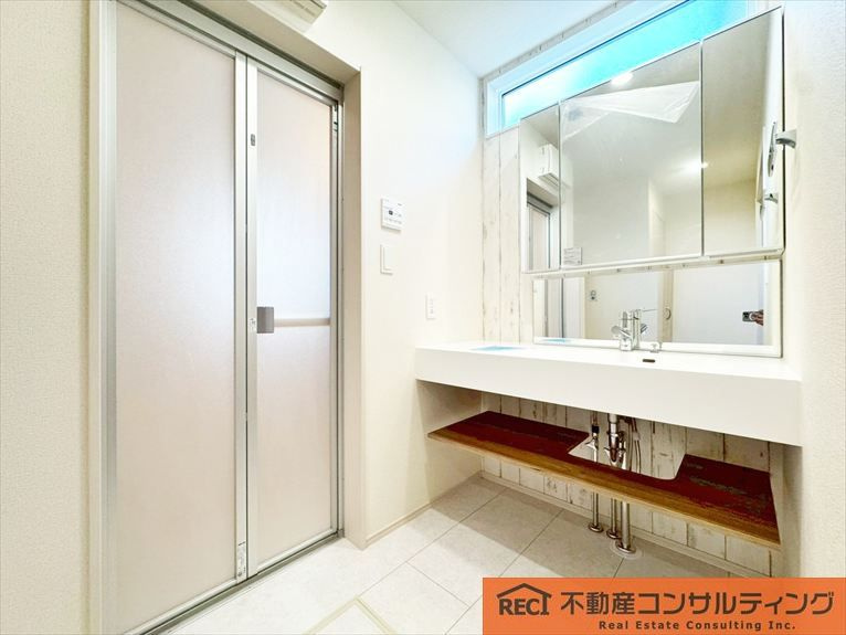 西宮市上田東町　新築戸建　2号棟の独立洗面台