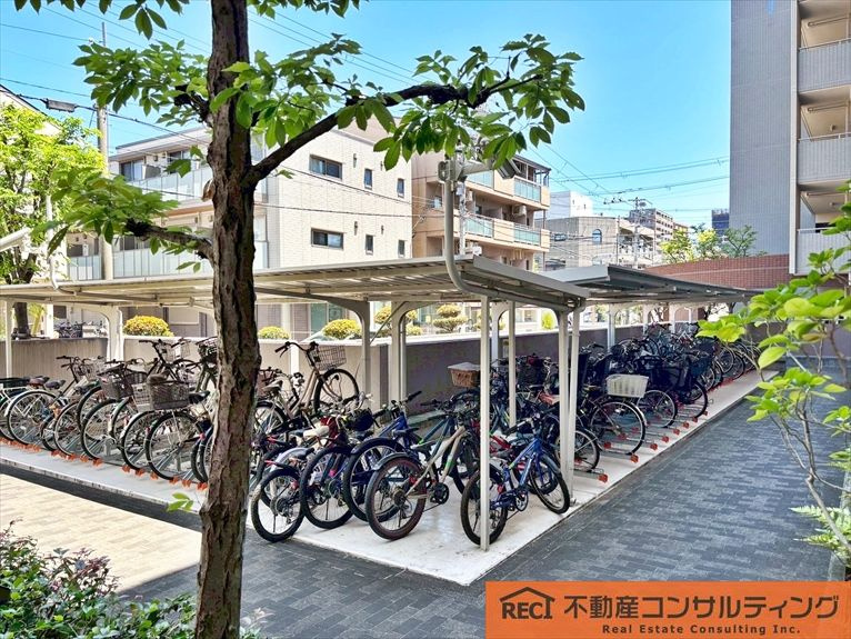 メゾン岡本南の駐車場
