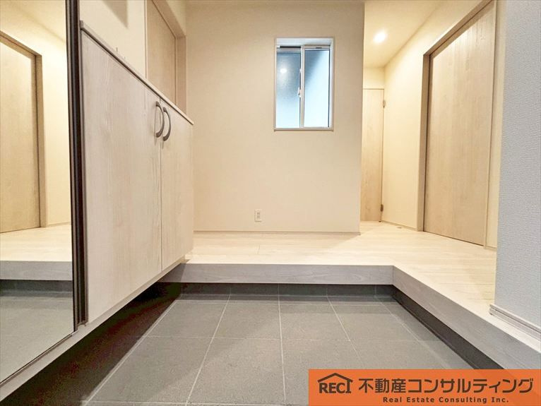 西宮市東鳴尾町2丁目　新築戸建の玄関