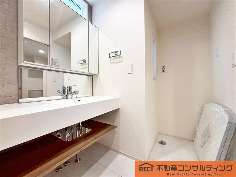 西宮市東鳴尾町2丁目　新築戸建の独立洗面台