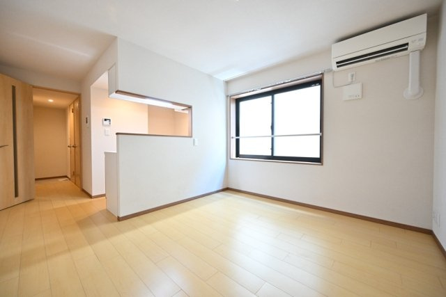 ＣＥＮＴＲＡＬ　ＧＡＲＤＥＮ　ＲＥＳＩＤＥＮＣＥ　ＴＯＫＹＯの居間・リビング|こちらのリビングで趣味の時間をお楽しみください