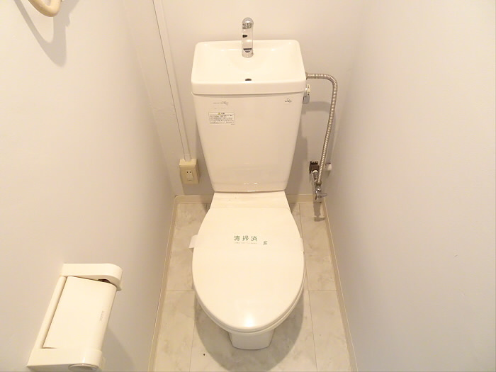 神山ビルのトイレ|落ち着いた色調のトイレです