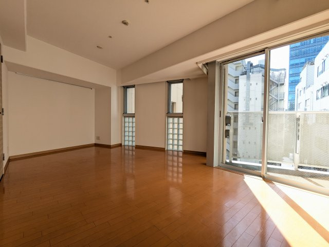 エムジー目黒駅前の居間・リビング|こちらの居間で趣味の時間をお楽しみください