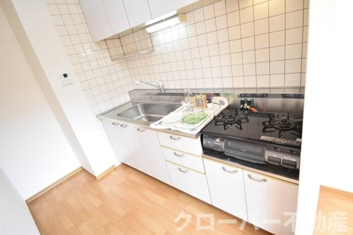 パインズコート新居 E棟のキッチン|キッチン（角度違い）