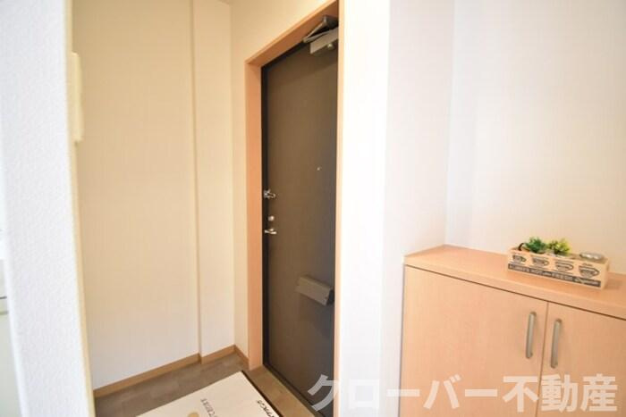パインズコート新居 E棟の玄関|玄関
