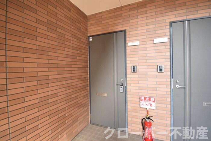 パインズコート新居 E棟の玄関|玄関