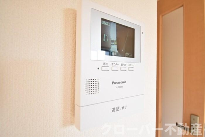 パインズコート新居 E棟のセキュリティ|モニタ付インターホン