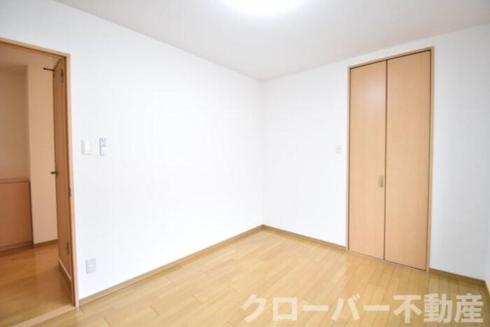 パインズコート新居 E棟の内装|洋室５．６帖