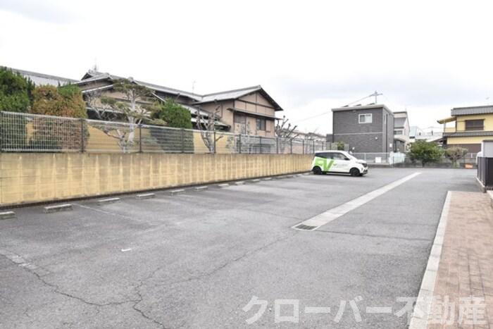 パインズコート新居 E棟の駐車場|駐車場