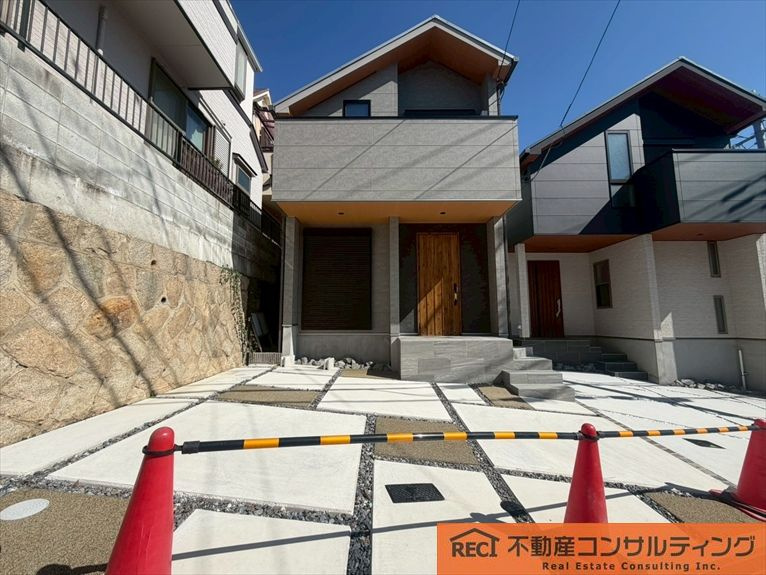 神戸市灘区上野通5丁目　新築戸建　２号地の駐車場