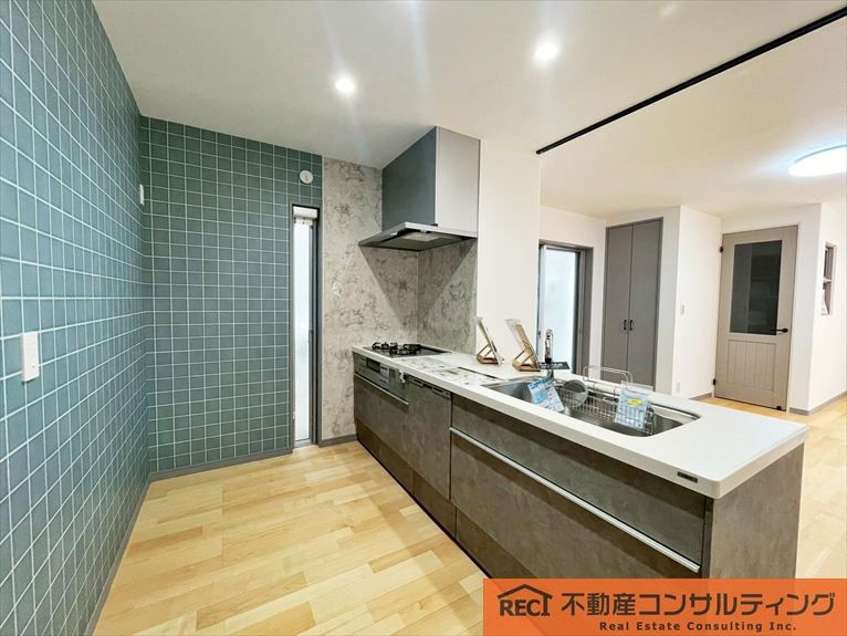 神戸市灘区上野通5丁目　新築戸建　２号地のキッチン|夏は涼しく冬は暖かく暮らせる複層ガラス仕様！