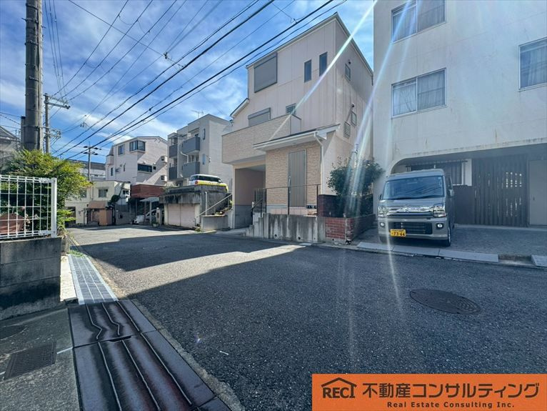 神戸市灘区岩屋中町2丁目　中古戸建の前面道路含む現地写真